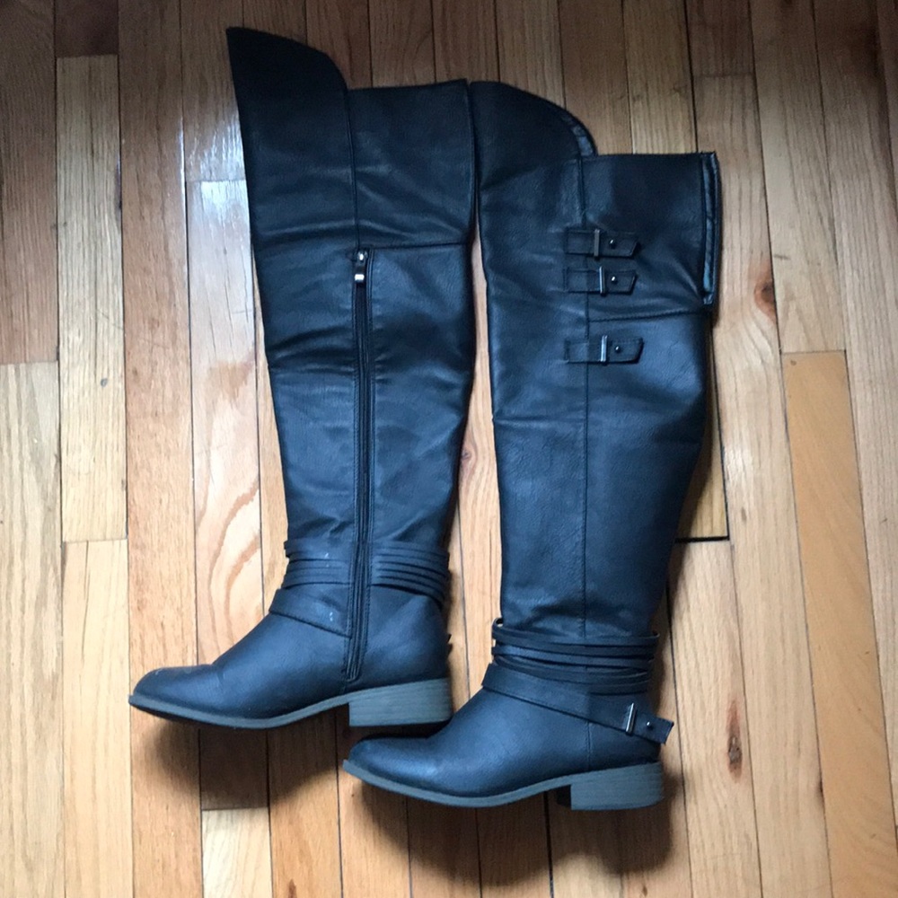 Over the knees black faux leather boots